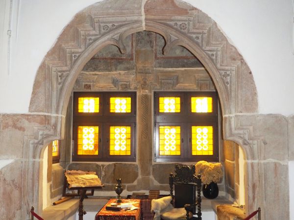 przy Sali Rycerskiej : wykusz, ścianki jak i otwór wejściowy zdobi wykuta w piaskowcu bogata dekoracja z motywami schodkowań, lasek i rozet, tam też kamienne ła