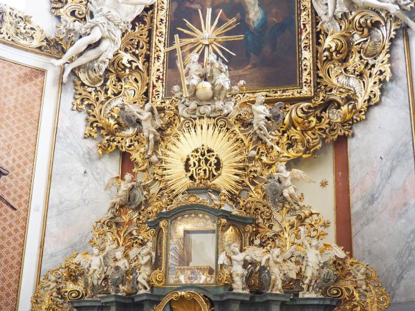 Bardo już od XIIIw. było ważnym miejscem pielgrzymkowym, do którego podążali pątnicy z różnych stron. W 1210r. dotarli tu augustianie, tych w 1299r. zastąpili c