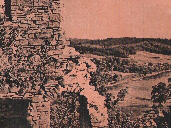 ze zbiorów prywatnych: lata 60-te XX wieku - ruiny zamku Sobień - z publikacji historycznych/przewodnickich.