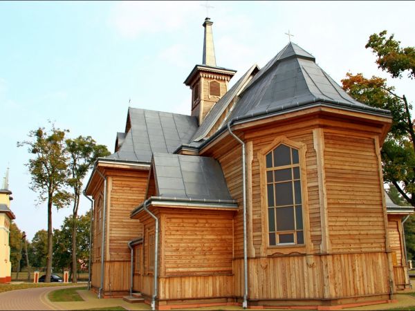 Drewniany kościół parafialny p.w. Matki Boskiej Śnieżnej , zbudowany w 1919 roku wg. projektu inż.arch. Kazimierza Osińskiego.