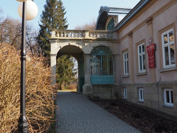budynek dworu Gniewoszów - parterowa, prostokątna budowla, wzbogacona od frontu arkadowo-kolumnowym portykiem z balkonem na piętrze - od 1958r. tu funkcjonuje Z