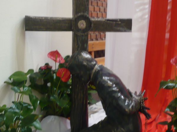 Pomnik bł.ks.Jerzego Popiełuszki  w Krzyżu relikwie.