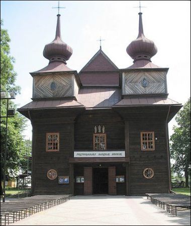 Modrzewiowy kościół parafialny p.w. Zwiastowania Najświętrzej Maryi Panny ufundowany przez Tomasza Zamoyskiego w 1627 r.  Perła architektury baroku w Polsce.