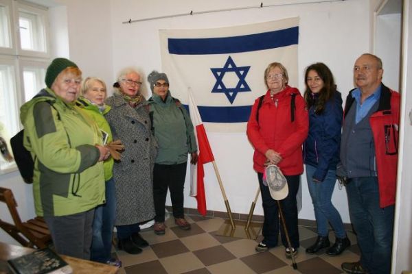 "Gwiazda Dawida" - na fladze Izraela i polska flaga i my z panią Malką - Żydówką, tu w Domu Żydowskim - Muzeum, już udostępnionym do zwiedzania. Poznamy obrzędy