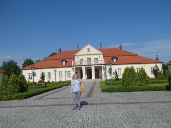 na dziedzińcu pośród obiektów Muzeum Ziemi Leżajskiej - a tam ekspozycje stałe : Historyczna Miasta i Regionu, Etnograficzno-Zabawkarska, Browarnicwo Leżajskie.