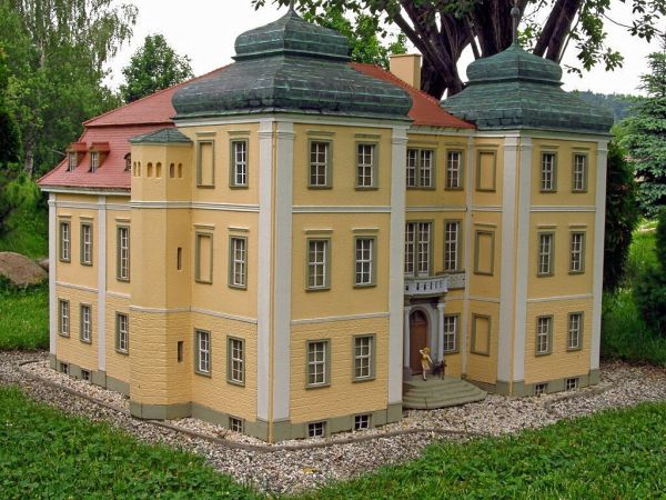 KOWARY - Park Miniatur Zabytków Dolnego Śląska - Pałac Łomnica, dzięki swojej unikalnej atmosferze oraz romantycznym usytuowaniu stanowi jeden z najciekawszych