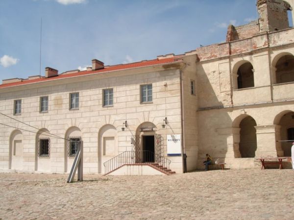 Dziedziniec zamkowy. Zamek wybudowany w I poł. XVI wieku przez Mikołaja Firleja i jego syna – Piotra Firleja, pozniej w rekach Lubomirskich. W 1783 r. J.L