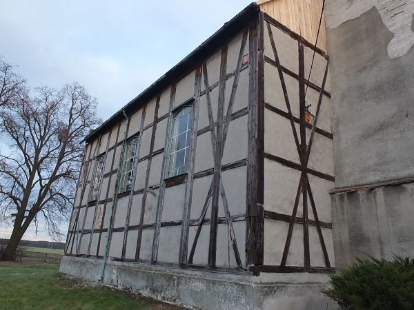 remontowana ściana kościoła