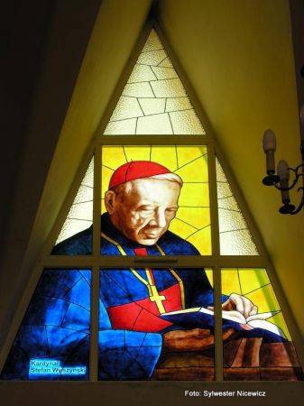 Kozioł. Malowane witraże w oknach w kościele Najświętszego Serca Jezusowego w Koźle