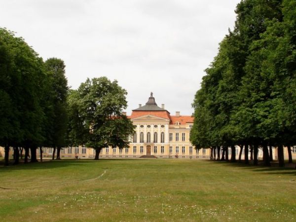 Rogalin - pałac Raczyńskich - 

http://rogalin.eu/Palac_w_Rogalinie.htm