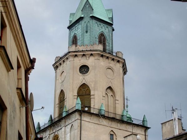 Stare Miasto. Wieża Trynitarska  - wchodziła w skład zabudowań kolegium jezuickiego.  W roku 1627 podwyższono ją i przeznaczono na dzwonnicę. Po kasacie zakonu