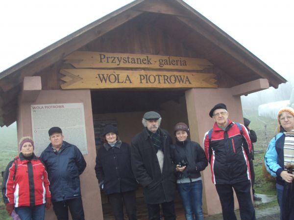 stąd: odjechaliśmy /widoczne: plansze tzw. witacze, w środku: też/ - świetny pomysł sołtysa wsi p.Jana Hołodka - mile jesteśmy zaskoczeni ! zapraszam do galerii