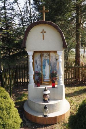 ludzie wiele potrafią i bywa, że pomysłami zadziwiają, no bo jak tu nie chwalić tej pomysłowości ! - kapliczka przydomowa z figurą Matki Boskiej, zwieńczona krz