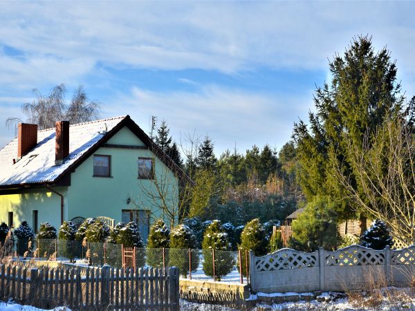 Dom na Osiedlu Dębowym w zimowej szacie na pocz. 2017 r.