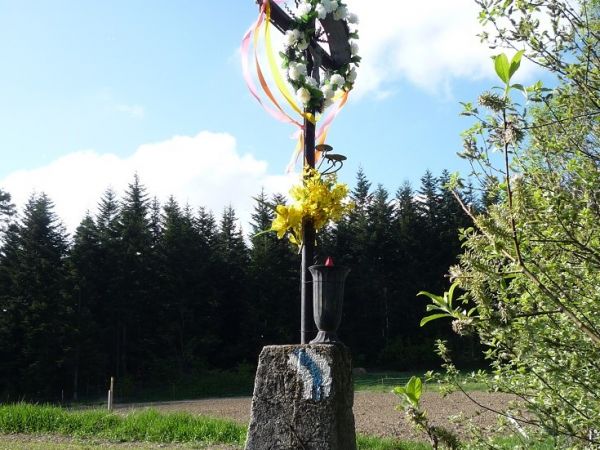 Harbutowice,Kazakówka.Krzyż na przełęczy przy drodze do Bieńkówki.