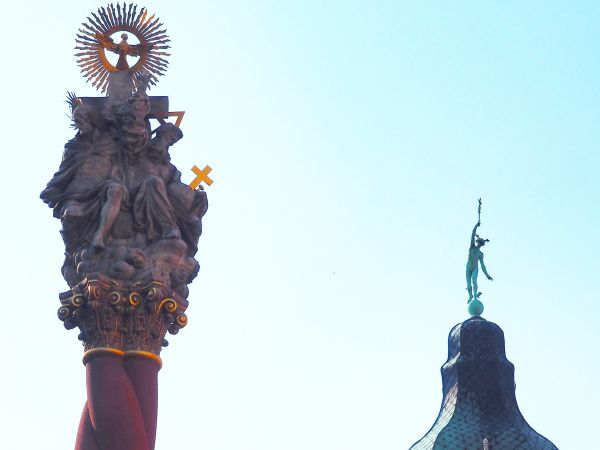 kolumna z przedstawieniem w zwieńczeniu Wizerunku Trójcy Świętej, z figurami postaci biblijnych, kartuszem herbowym.