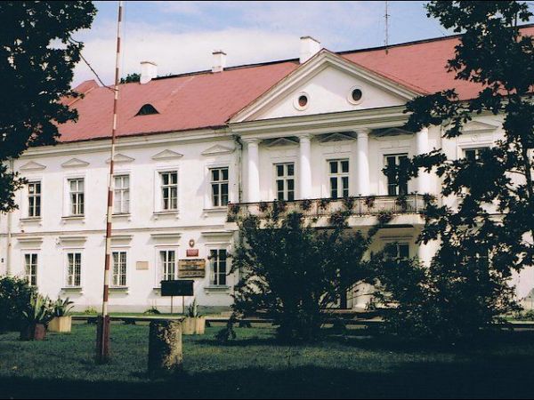 Klasycystyczne budynki  b. Zarządu Ordynacji Zamojskiej - obecnie Zespół Szkół Drzewnych i Ochrony Środowiska im. hetmana Jana Zamoyskiego.