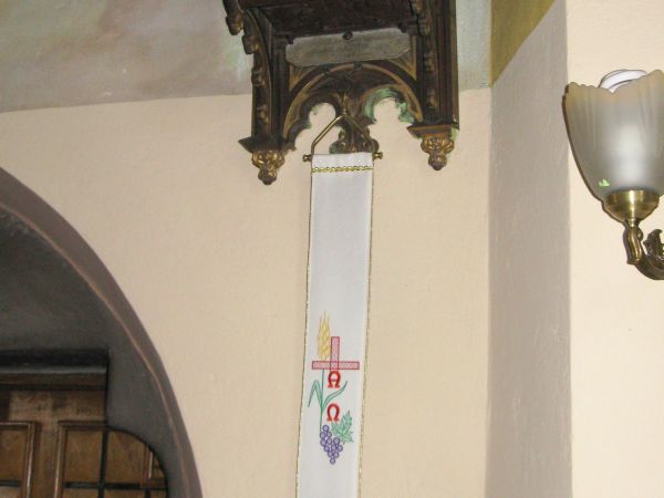 dzwonek - przy zakrystii, jedyny taki w Polsce, łuski stanowią bazę fonetyczną dzwonka - używanego przez ministrantów.