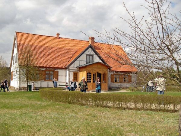 Dwór z Luzina - 3 ćw. XVII w. Zbudowany w konstrukcji zrębowo-szkieletowej wielokrotnie przebudowywany i modernizowany; wnętrze wielodziałowe z reprezentacyjnym