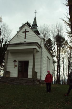 przed Kaplicą Grobu Pańskiego na Górze Kalwarii.