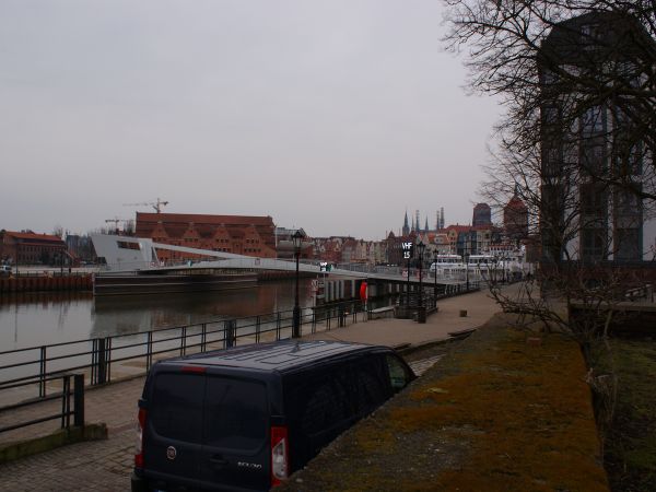 Kładka na Motławie, Filharmonia oraz starówka.