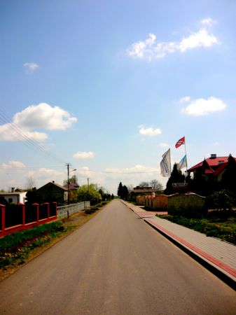 Chobrzany, Kolonie.  Droga prowadzi do Wąwozu Rafała -w kierunku Gorzyczan.