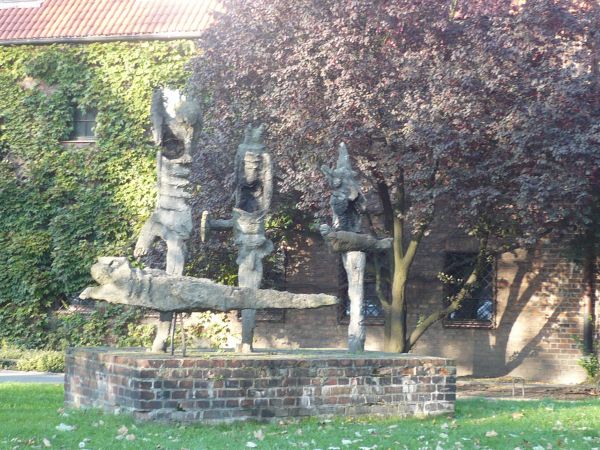 Idąc w stronę gmachu poczty mijamy ciekawą rzeźbę.