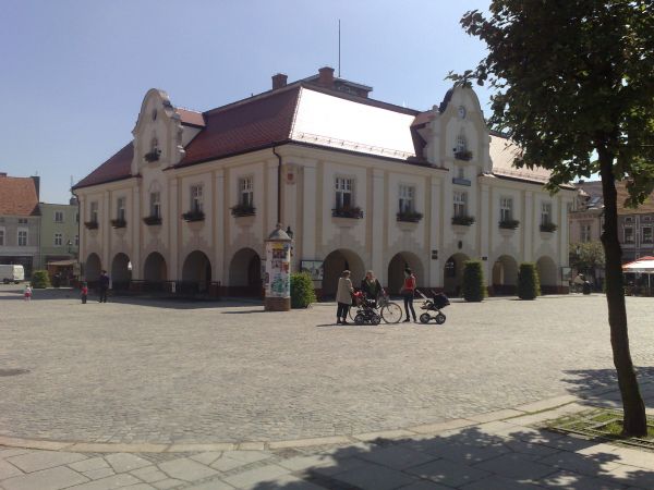 Jarociński ratusz wzniesiony w latach 1799–1804, z podcieniami (odrestaurowany w 2006)