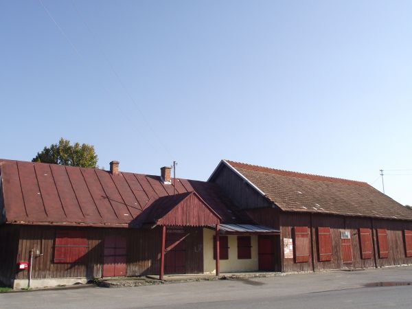 kiedyś - sklep spożywczo - przemysłowy oraz Wiejski Dom Ludowy i remiza strażacka, dzisiaj : Regionalna Izba Pamięci.