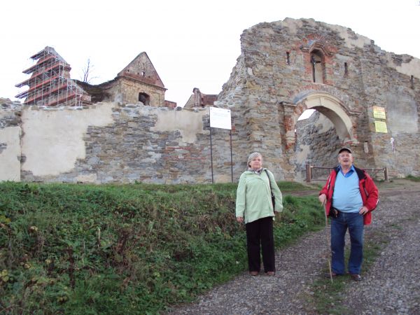 przed: budynek bramny, wzniesiony przed 1733r., piętrowy, zachowane fragmenty murów do pełnej wysokości, ze strzelnicami na piętrze.