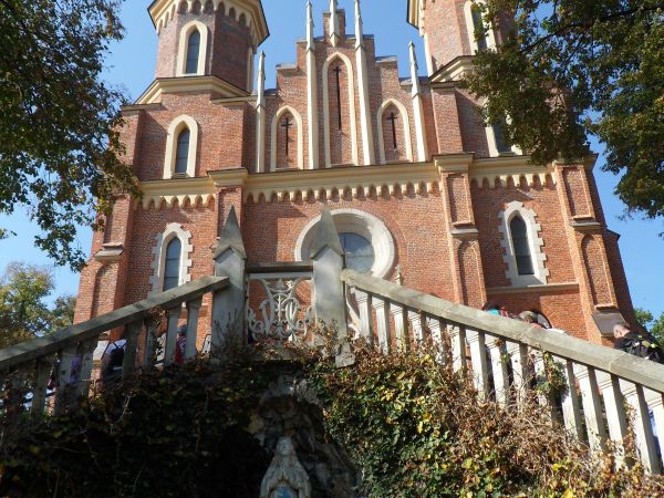 Grota Maryjna ubogacona ołtarzem polowym - przy schodach do kościoła.