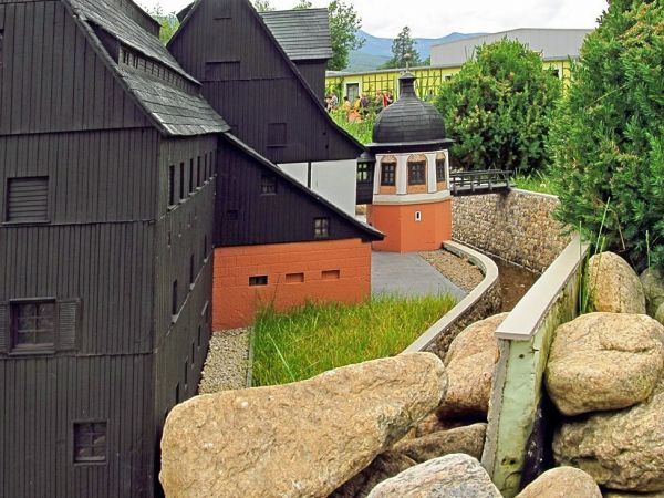 KOWARY - Park Miniatur Zabytków Dolnego Śląska - Muzeum Papiernictwa w Dusznikach Zdroju uznawane za unikatowy zabytek techniki młyn papierniczy powstał w prężn