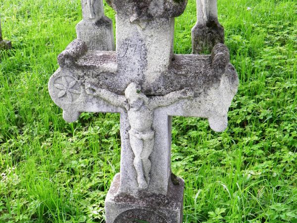 Stary , zabytkowy cmentarz greckokatolicki w Radrużu. Krzyże i figury  nagrobne wykonane przez artystów - kamieniarzy ze Starego Brusna . Wsi tamtej nie ma , lu