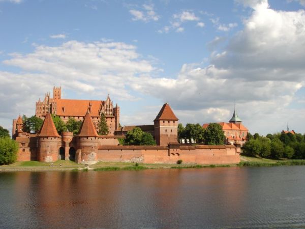Zamek krzyżacki w Malborku (niem. Ordensburg Marienburg) - trzyczęściowa twierdza obronna w stylu gotyckim. Składa się z zamku niskiego, zamku średniego i zamku