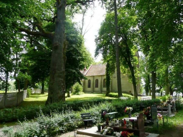 Kościół i parafialny cmentarz położony wśród pól Wieszyna