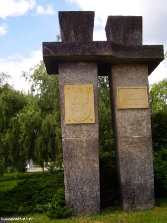 Upamiętnia żołnierzy II Armii Wojska Polskiego - tu dobrali się poprawiacze historii - pomnik POŚWIĘCONO 16. X 1966 a więc Godło Orła Piastowskiego nie mogło mi