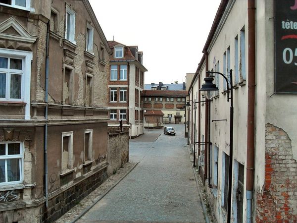 Ulica Mostowa między Starostwem (po lewej) i Sądem Rejonowym (po prawej). W tle łącznik napowietrzny między nimi.