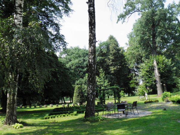 Dwór szlachecki i park wokół niego z XVII wieku w Boratynie k. Jarosławia. Obecnie mieści się tam piękna restauracja i winiarnia oraz hotel.