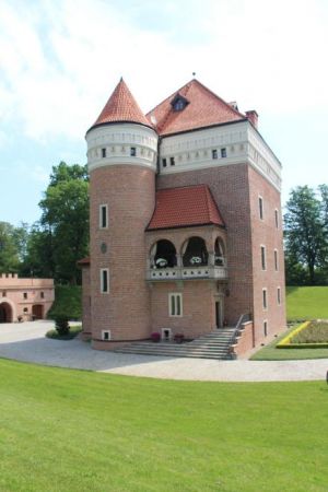 rycerska wieża mieszkalna otoczona fortyfikacjami - w otoczeniu pięknego parku z licznymi stawami.