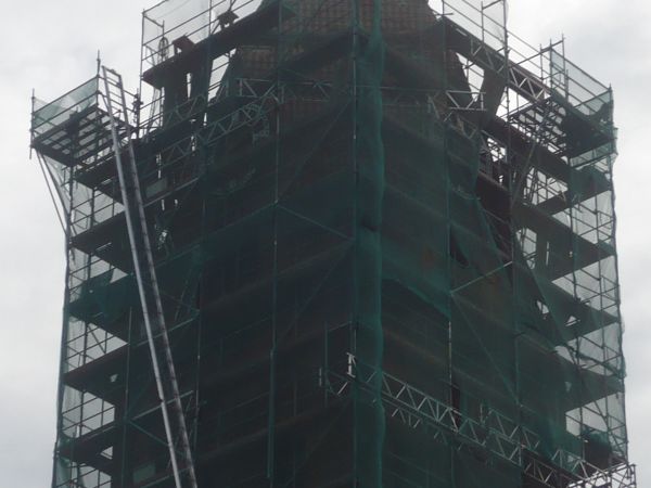 Zbliżenie wieży podczas remontu dachu.