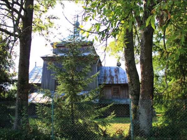 Drewniany, nieczynny kościół pw. Najświętszego Serca Pana Jezusa (dawna cerkiew greckokatolicka pw. św. Nykyty). Drewniana świątynia z 1796 została wzniesiona p