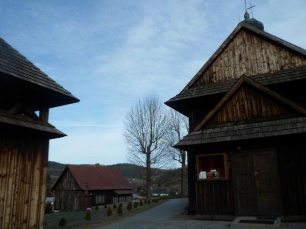 n/z po prawej fasada cerkwi - dziś kościoła, po lewej róg dzwonnicy, dalej pośrodku budynek plebanii a dalej hen pod lasem na zboczu wzniesień była niegdyś kolo
