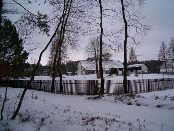 Zima w Kęszycach - Chata w lesie