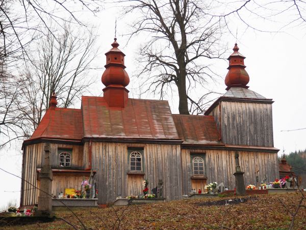 W 1858r. wybudowano cerkiew pw. św. Paraskewy, dziś - i od dziesięcioleci - świątynia wraz z wyposażeniem służy sprawowaniu  liturgii obrządku rzymsko-katolicki