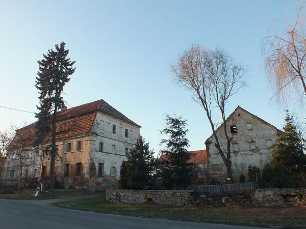 Okazały /niegdyś / budynek mieszkalny  z budynkami gospodarczymi
