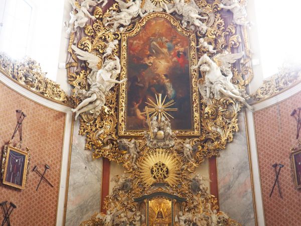 ołtarz główny bazyliki z figurą Matki Boskiej - cudami słynącą - na ścianach prezbiterium zawieszone, odłożone - bo już nie są potrzebne - kule inwalidzkie, nas