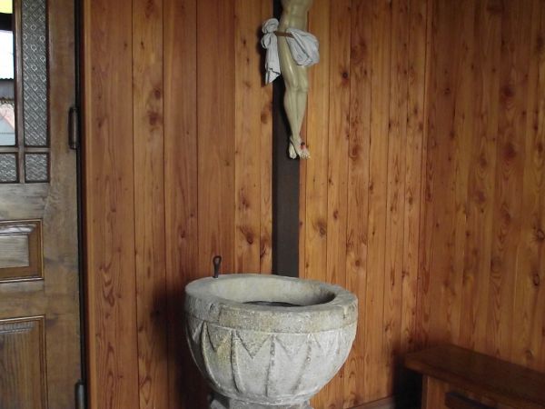 w kruchcie kościelnej: kropielnica kamienna w typie chrzcielnicy gotyckiej z XVII wieku, kielich czary rzeźbiony po otoku.