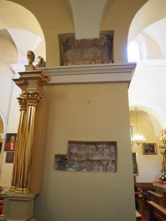 filar kościelny - a w "jego strukturze" - odkrywanie dziejów, tu badacze dotarli do surowych kamiennych ciosów.