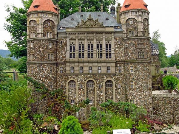 KOWARY - Park Miniatur Zabytków Dolnego Śląska - Zamek „Książ” jest największym tego typu obiektem na Dolnym Śląsku a trzecim w Polsce. Na przełomie pięciu wiek