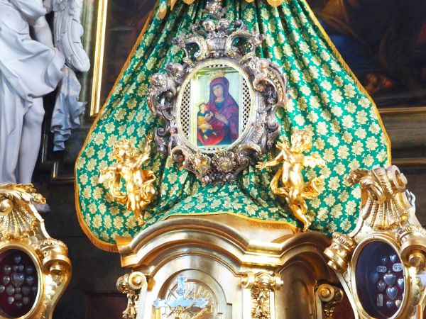 w ołtarzu głównym bazyliki : ogromna korona - nawiązanie do koronacji Maryi na królową nieba i ziemi.